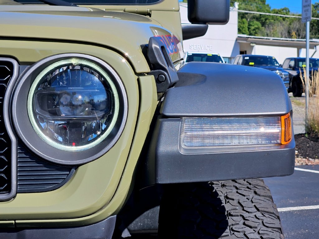 Used 2025 Jeep Wrangler Unlimited Rubicon AWD/4WD image 10