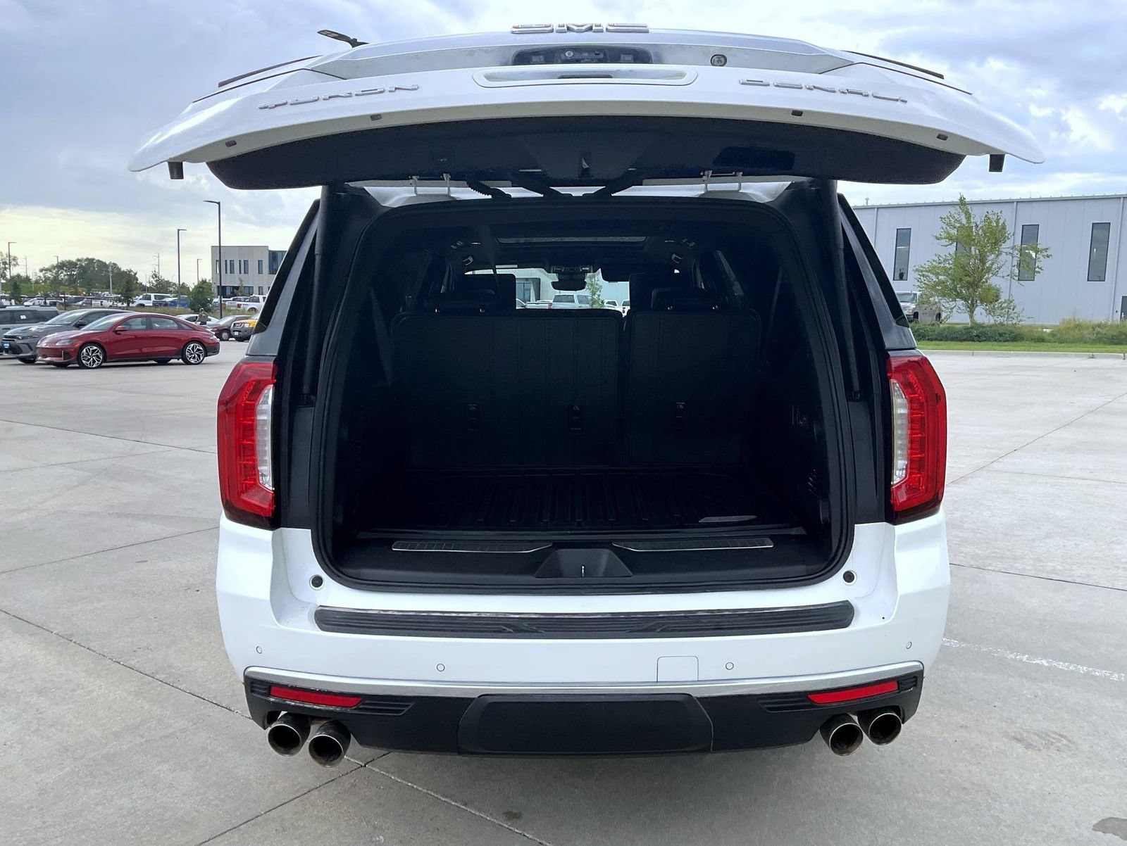 Used 2023 GMC Yukon XL Denali w/ Denali Reserve Package AWD/4WD image 9