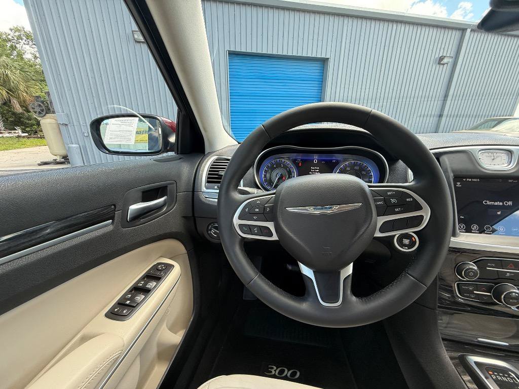 Used 2017 Chrysler 300 Limited RWD image 9