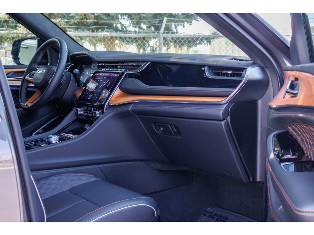Used 2024 Jeep Grand Cherokee Summit AWD/4WD image 10