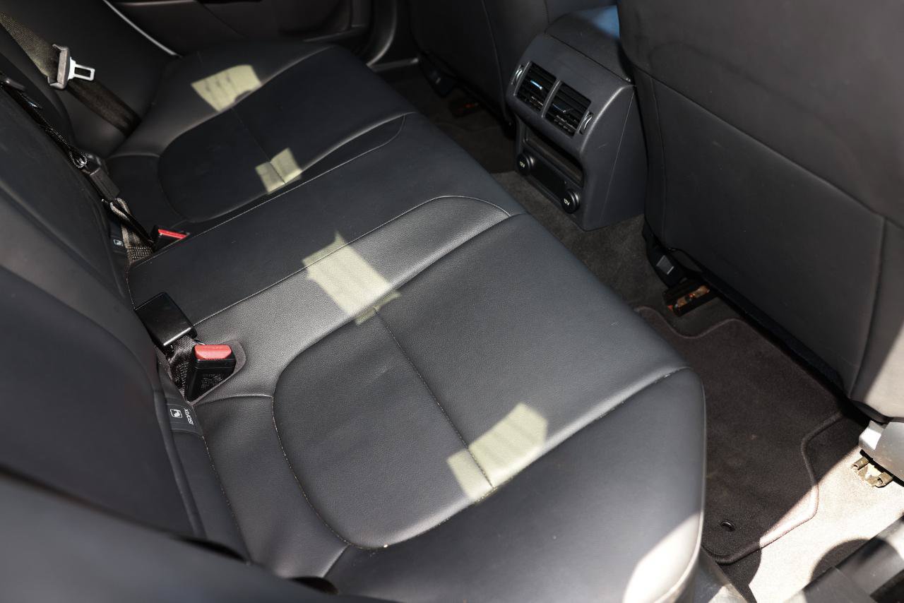 Used 2017 Jaguar XE Premium RWD image 14