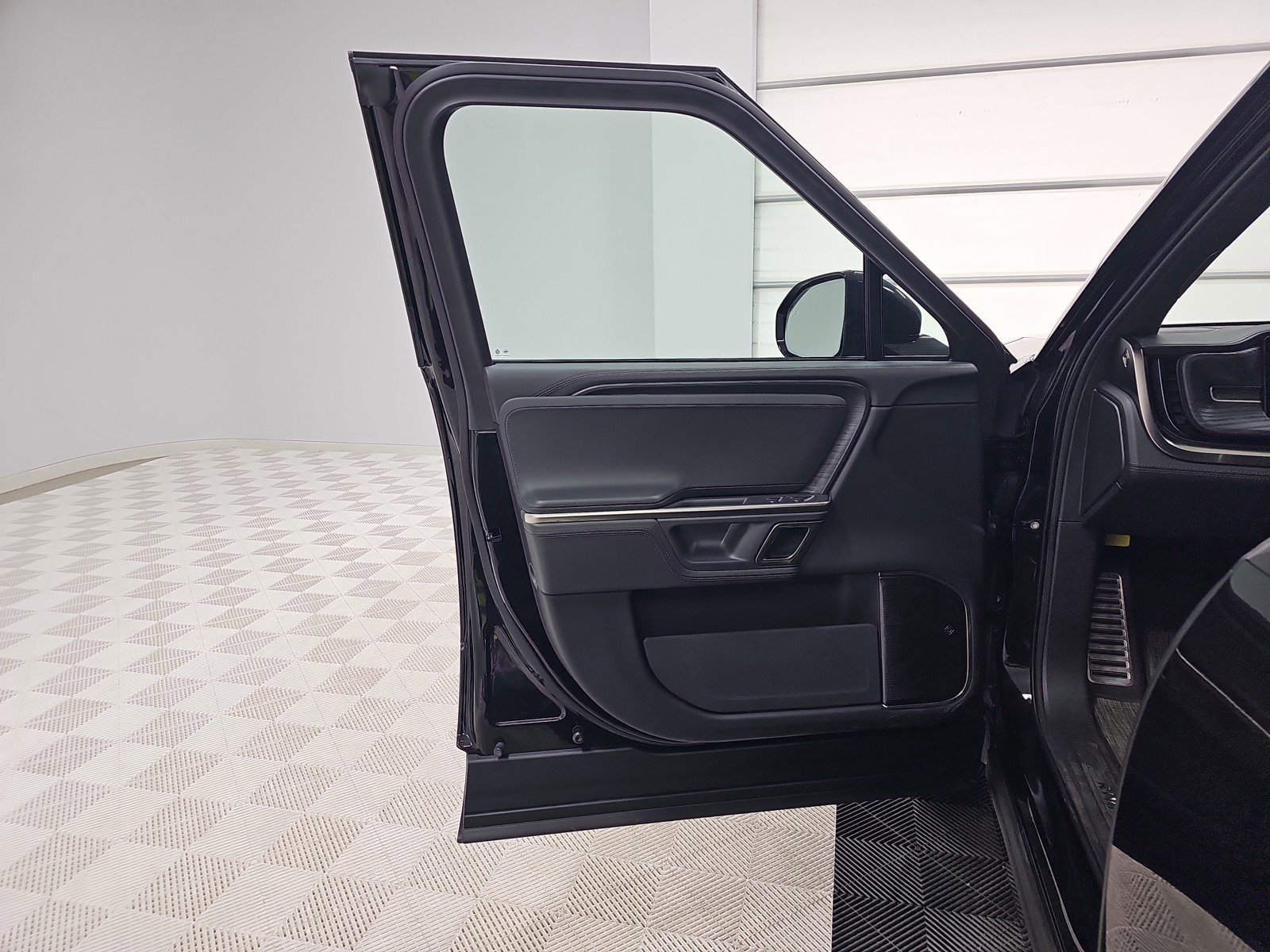 Used 2024 Rivian R1S Adventure AWD/4WD image 16