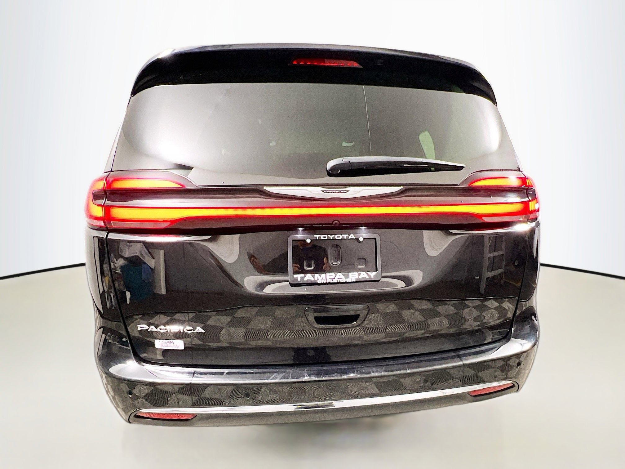 Used 2024 Chrysler Pacifica Touring-L image 6