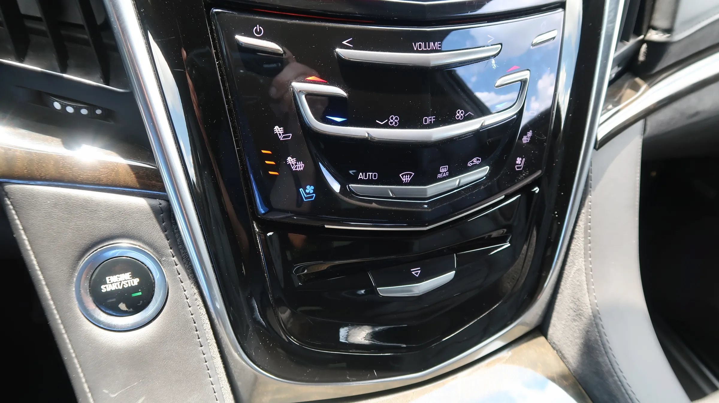 Used 2020 Cadillac Escalade Platinum AWD/4WD image 32
