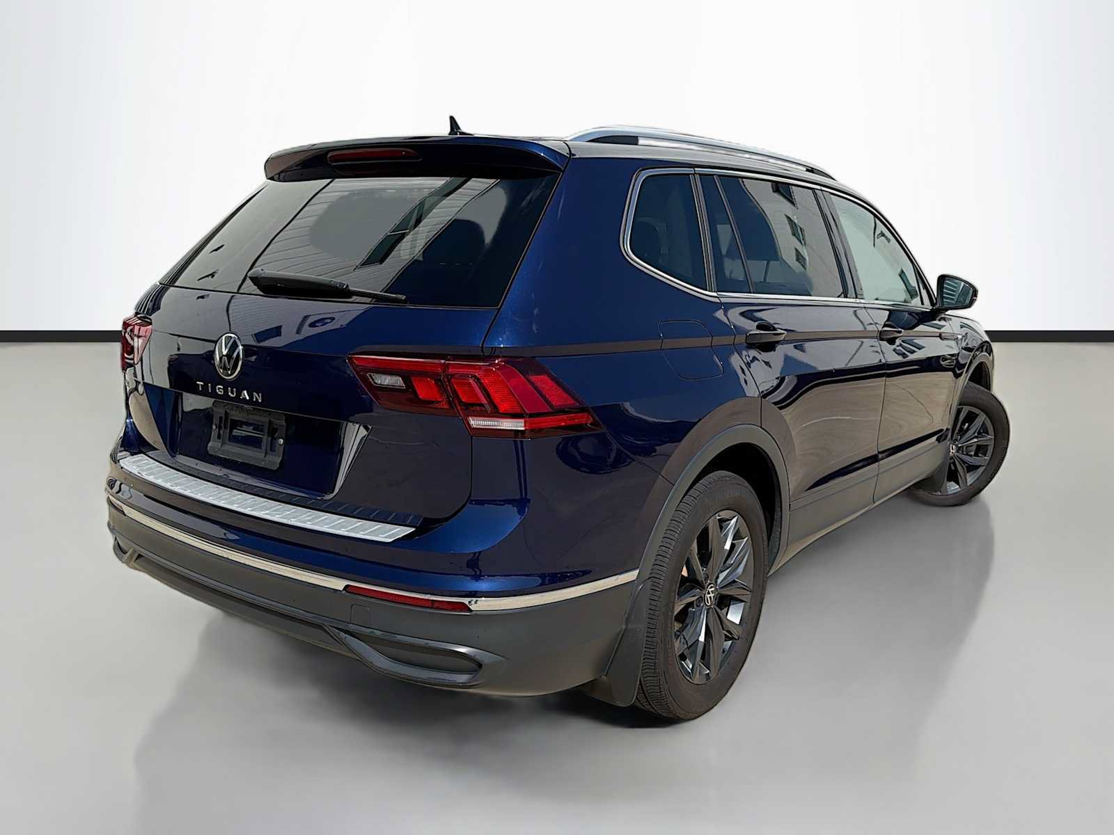 Used 2022 Volkswagen Tiguan SE FWD image 3