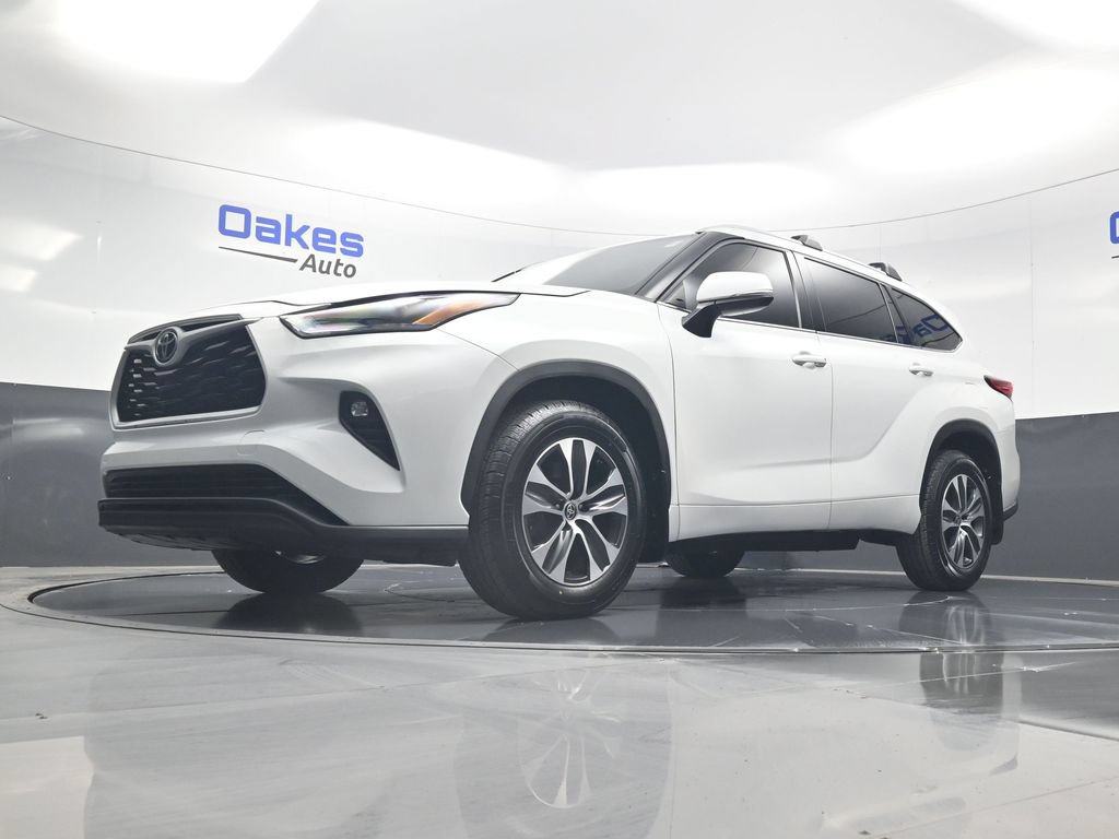 Used 2022 Toyota Highlander XLE AWD/4WD image 41
