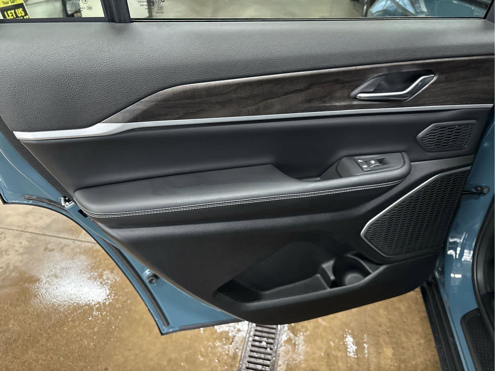 New 2026 Jeep Grand Cherokee L Limited w/ Luxury Tech Group II image 34