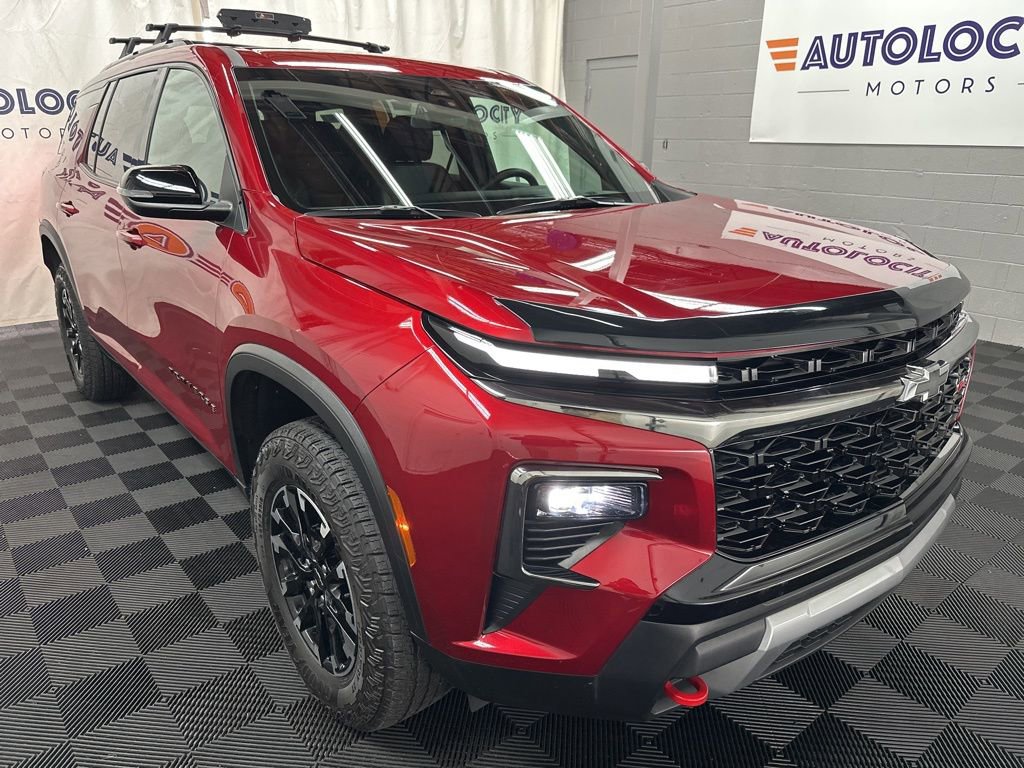 Used 2025 Chevrolet Traverse Z71 image 2