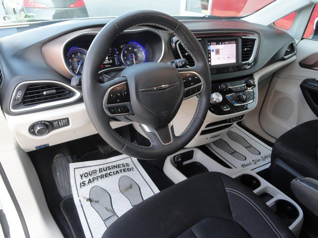 Used 2022 Chrysler Voyager LX image 5
