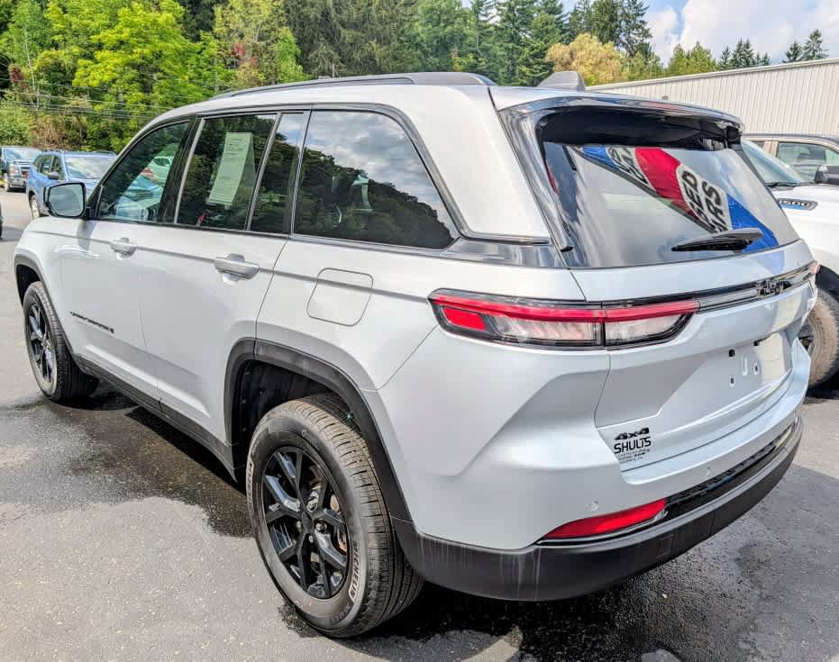 Used 2025 Jeep Grand Cherokee Altitude AWD/4WD image 6