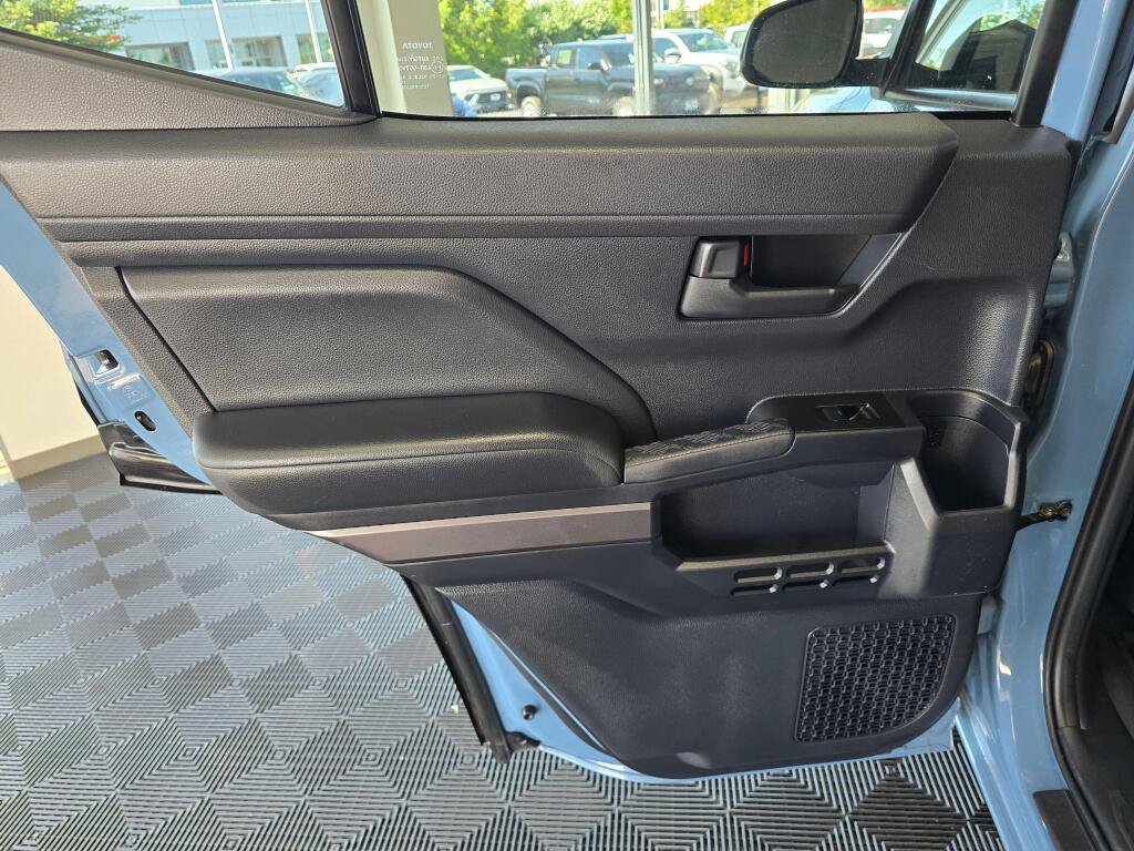 Certified 2025 Toyota 4Runner SR5 AWD/4WD image 34