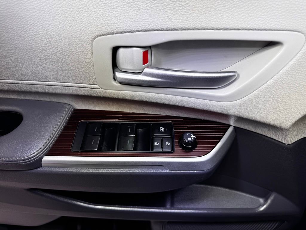 Used 2024 Toyota Sienna XLE image 19