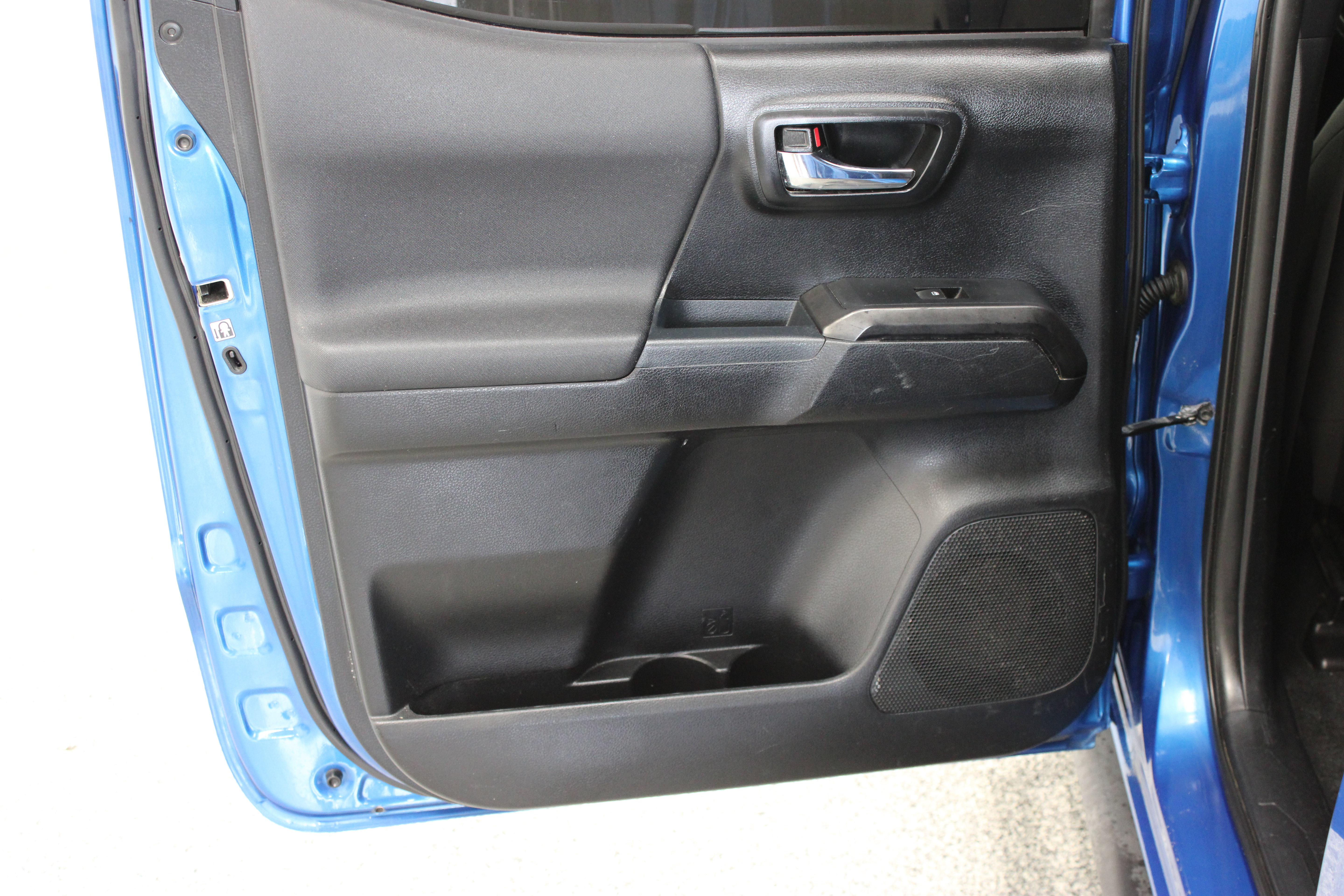 Used 2017 Toyota Tacoma TRD Sport w/ Tow Package RWD image 25