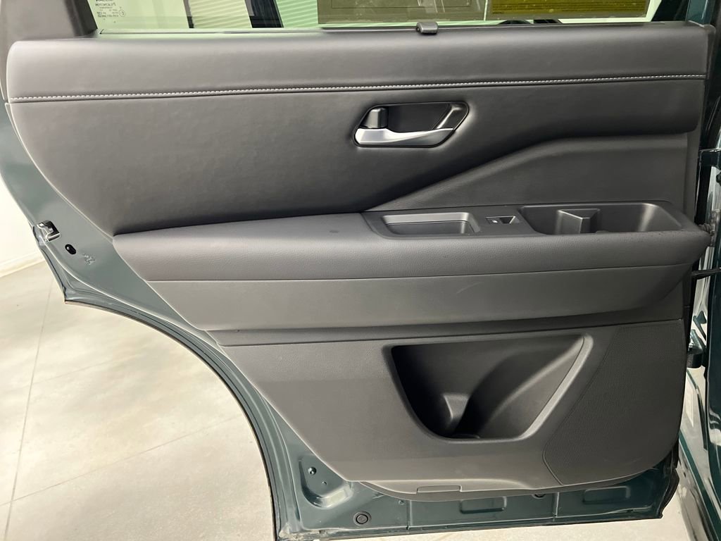 Used 2025 Nissan Pathfinder SL image 15