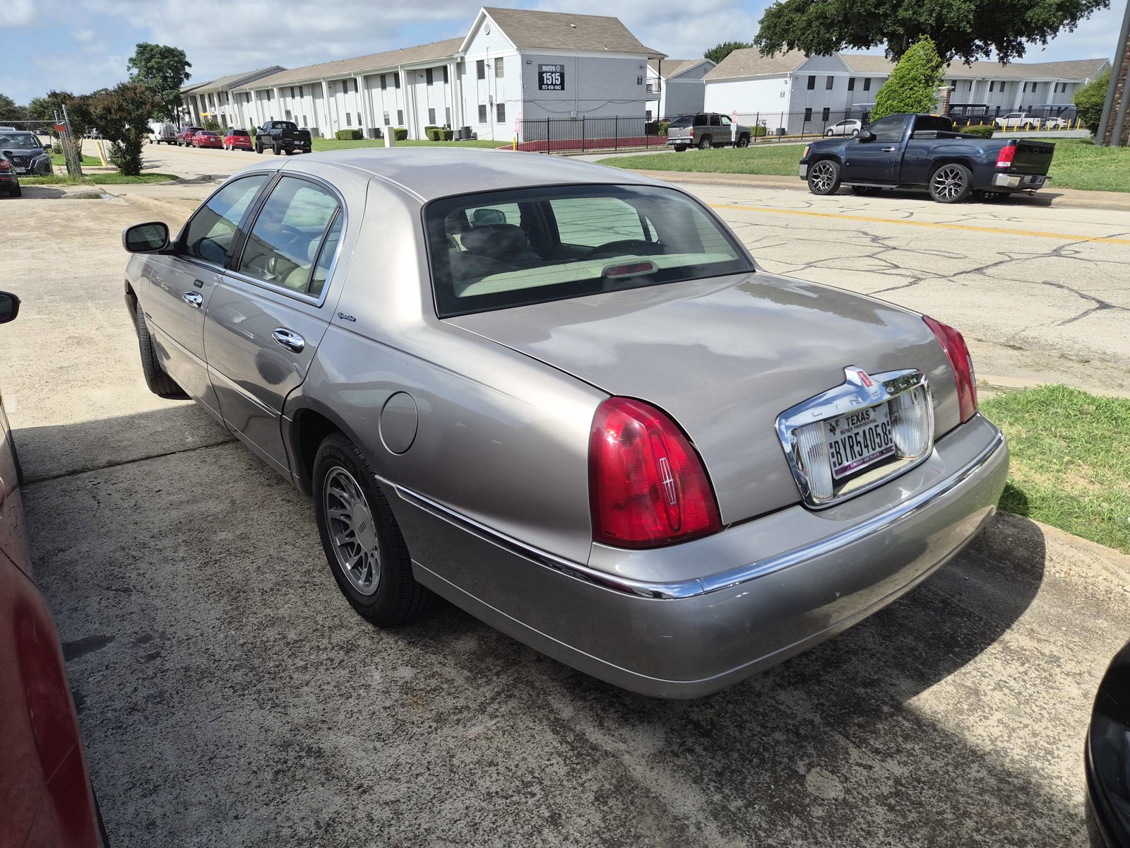 Used 2001 Lincoln Town Car Signature RWD image 2