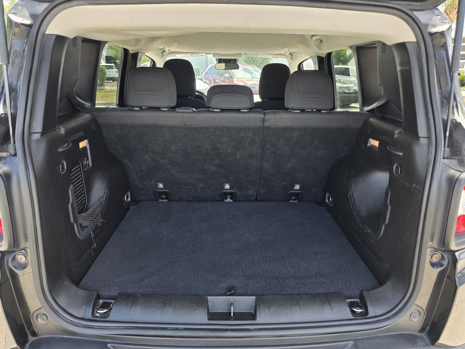 Used 2016 Jeep Renegade Latitude FWD image 12