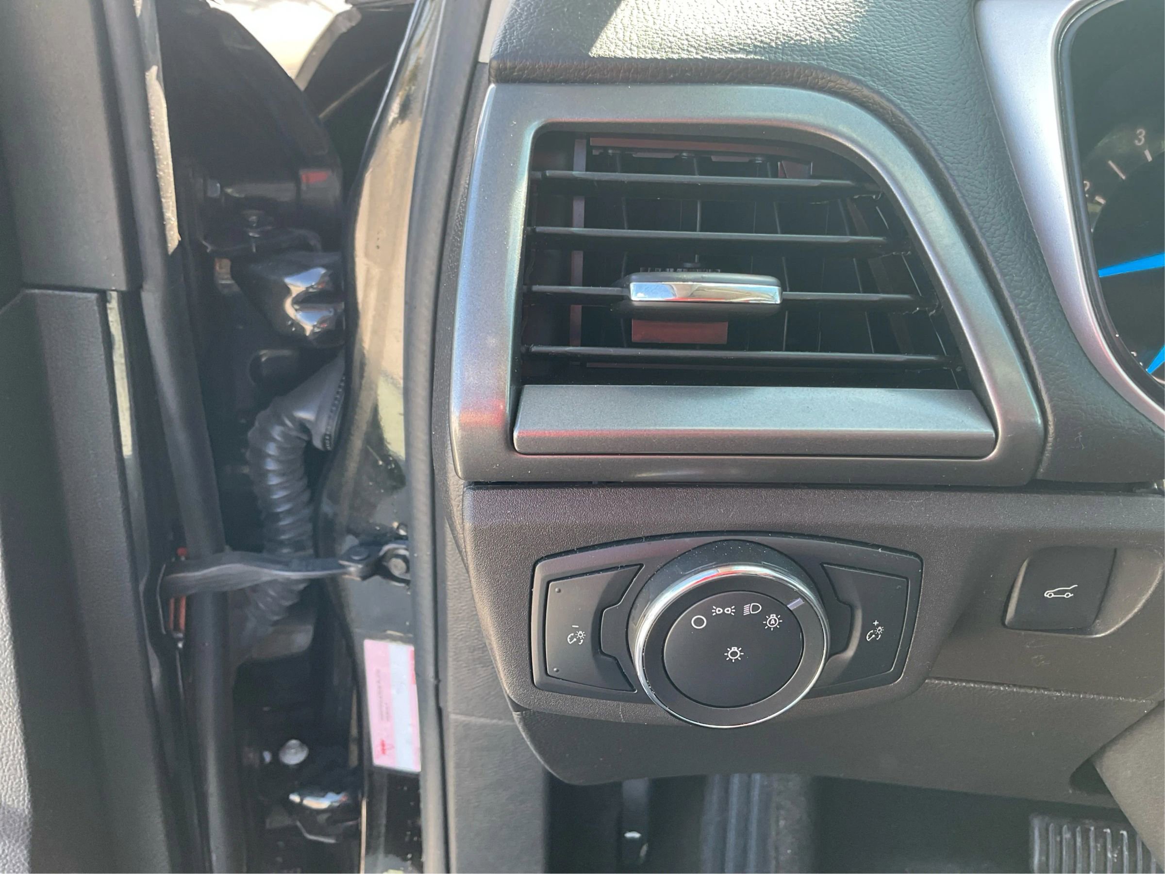 Used 2015 Ford Fusion SE image 16