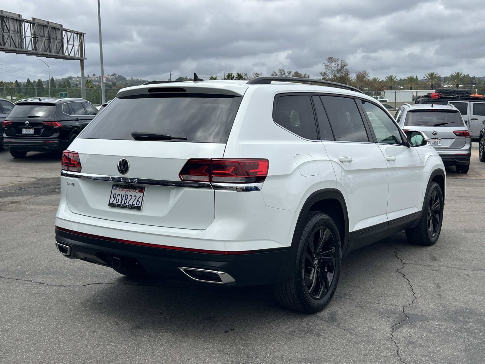 Certified 2023 Volkswagen Atlas SE w/ Black Wheel Package FWD image 25
