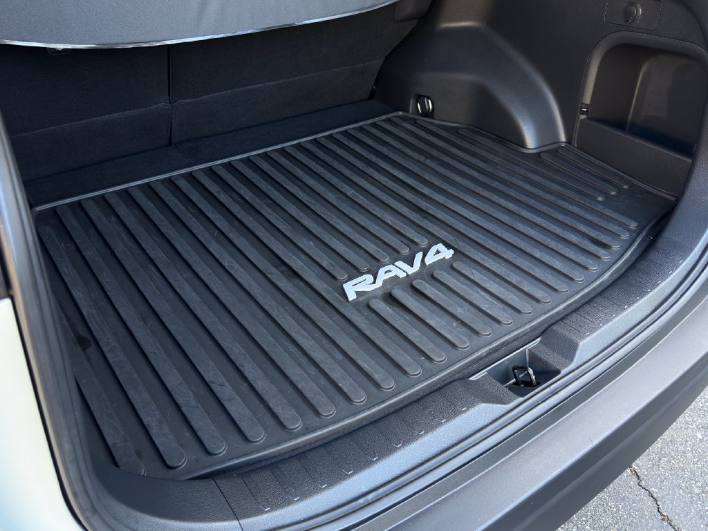Used 2022 Toyota RAV4 XLE Premium AWD/4WD image 14
