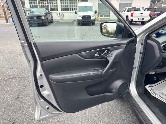 Used 2017 Nissan Rogue SV image 10