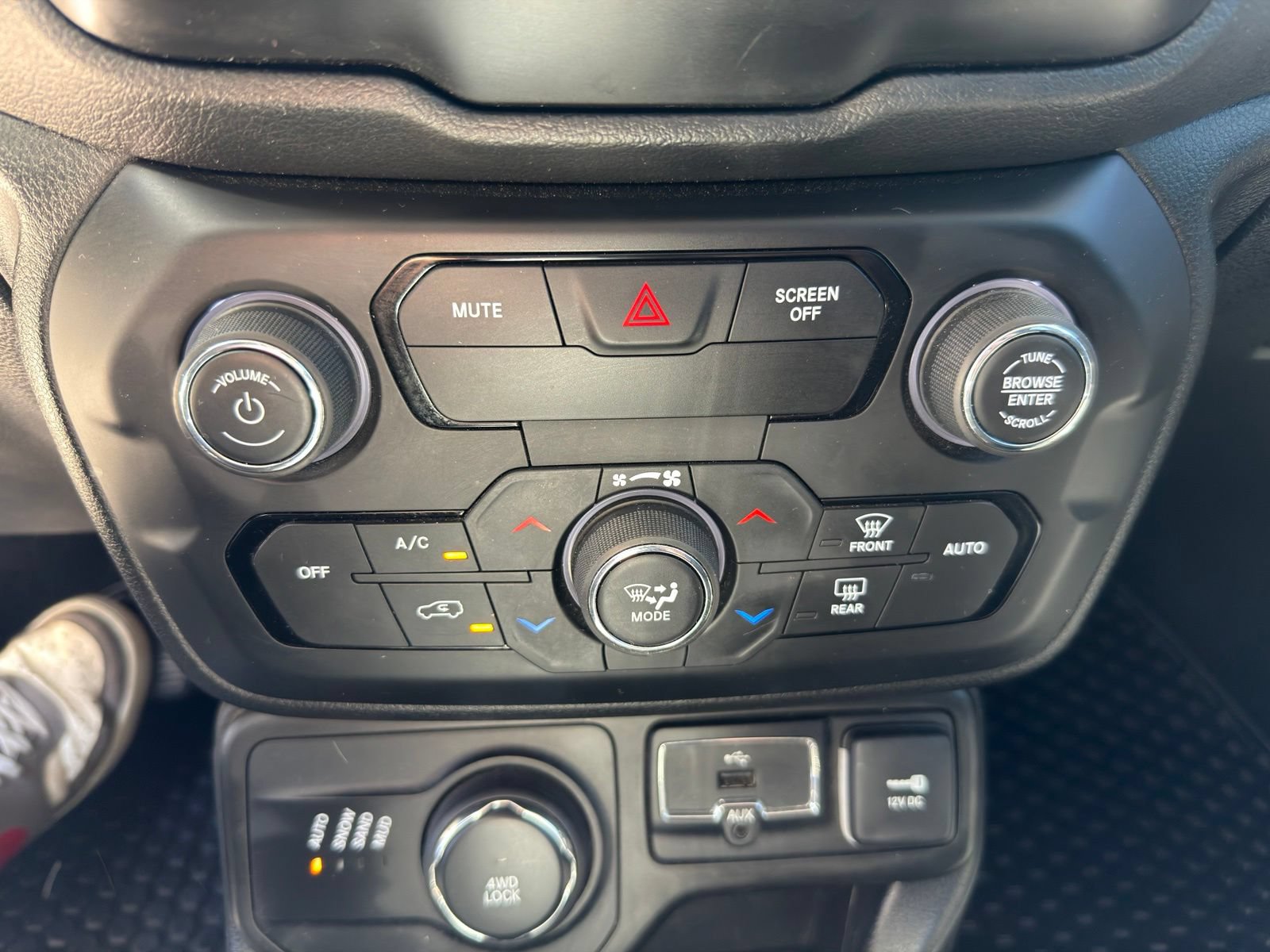 Used 2018 Jeep Renegade Latitude w/ Cold Weather Group AWD/4WD image 22
