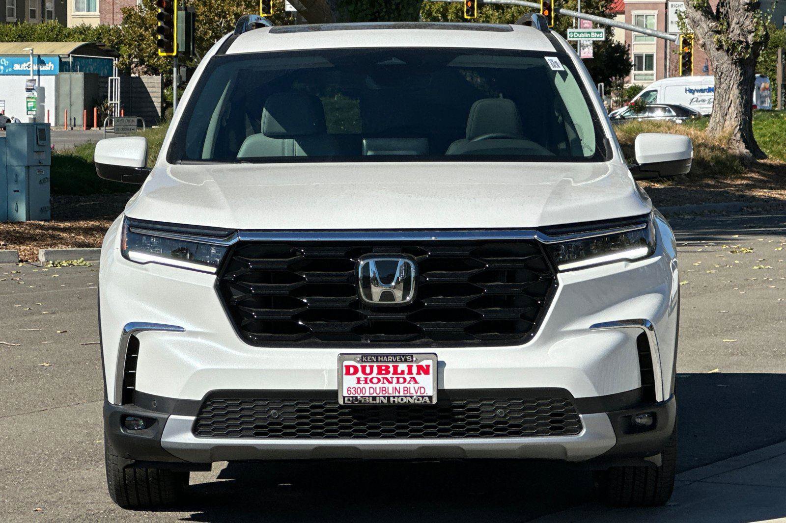New 2025 Honda Pilot Touring image 9