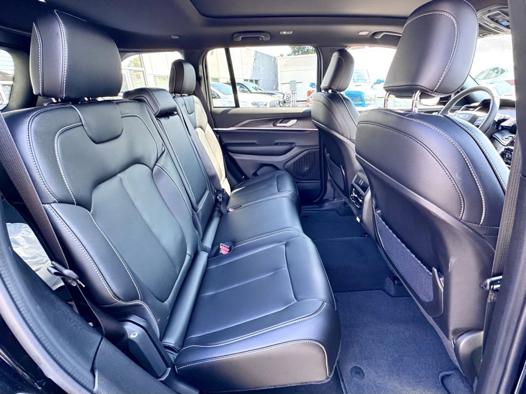 New 2025 Jeep Grand Cherokee Limited w/ Black Appearance Package image 21