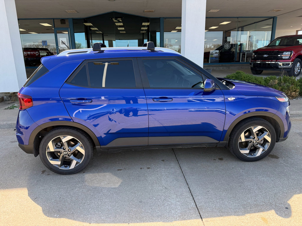 Used 2023 Hyundai Venue Limited image 4