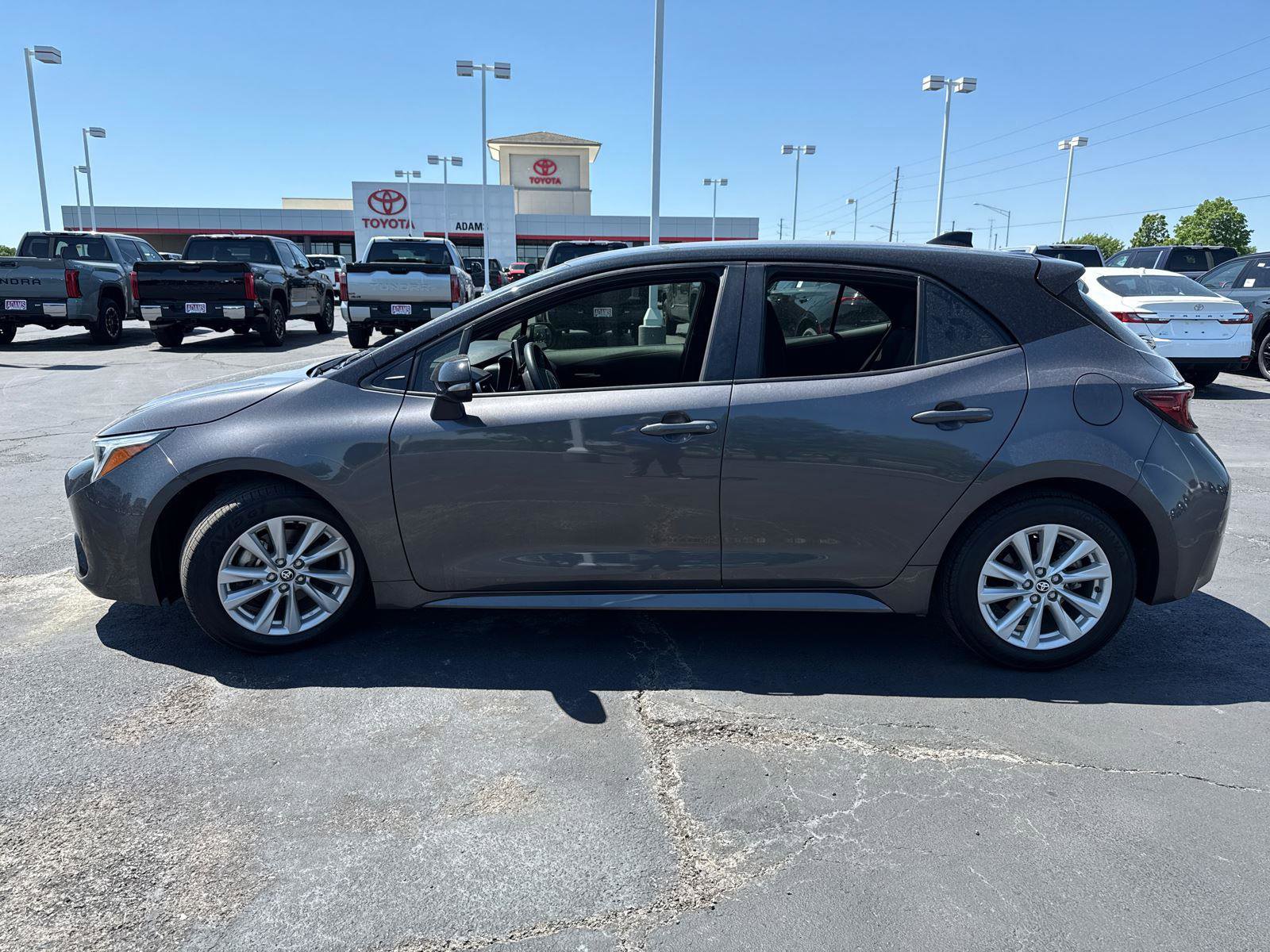 Used 2023 Toyota Corolla SE w/ SE Premium Package FWD image 4