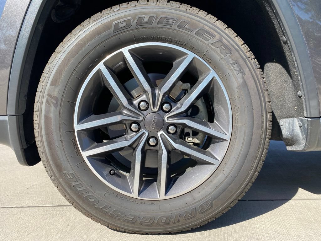 Used 2019 Jeep Grand Cherokee Laredo w/ 18" Wheel & 8.4" Radio Group RWD image 5