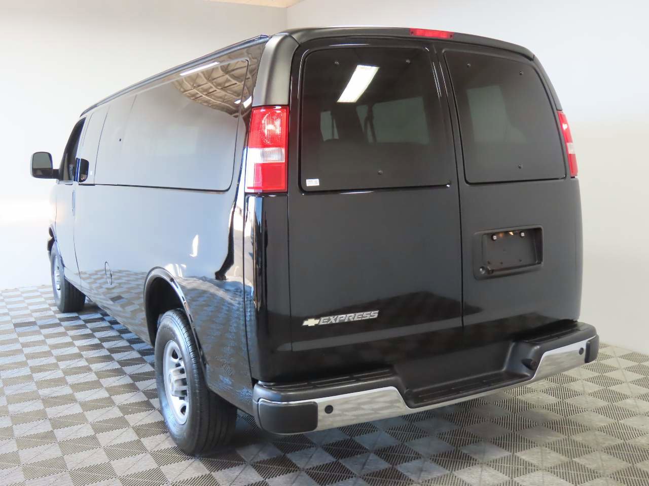 Used 2024 Chevrolet Express 3500 LT w/ LT Preferred Equipment Group RWD image 3