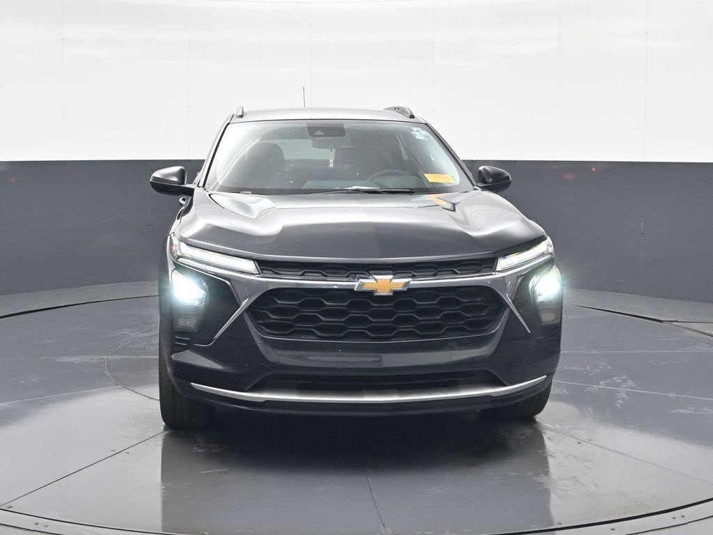 Used 2024 Chevrolet Trax LT w/ LT Convenience Package image 2