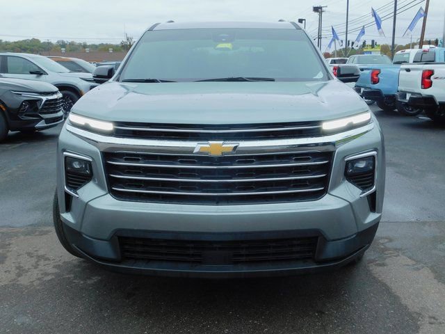 Used 2024 Chevrolet Traverse LT image 3