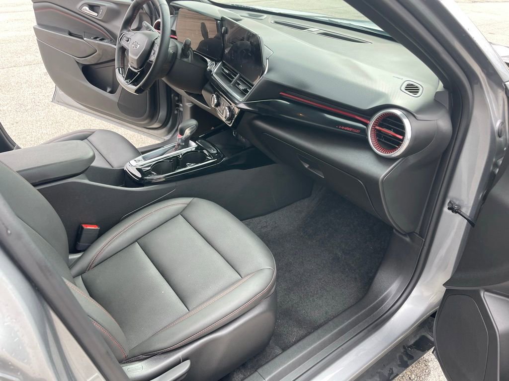 Used 2025 Chevrolet Trax RS w/ Sunroof Package image 23
