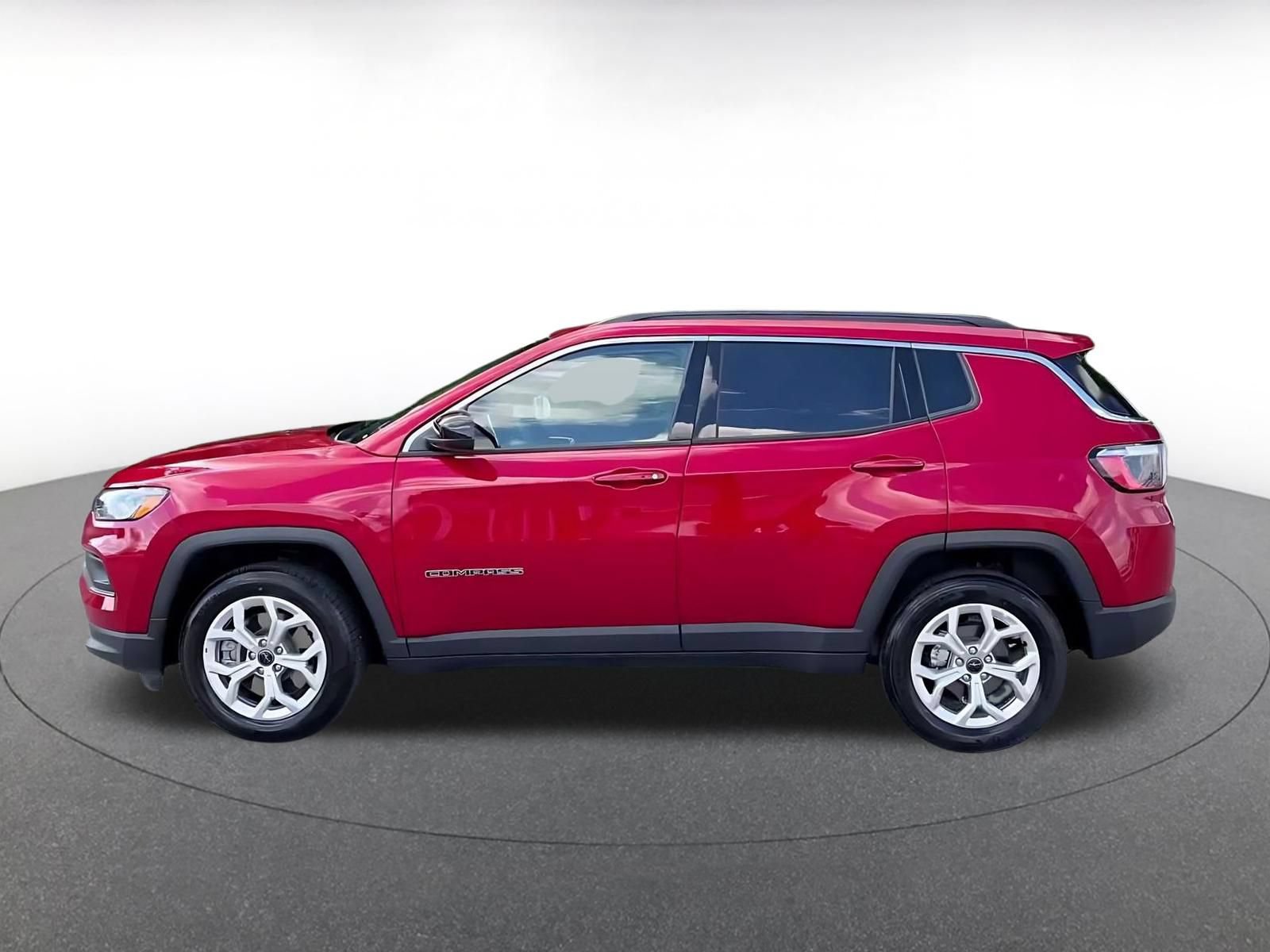 Used 2025 Jeep Compass Latitude AWD/4WD image 8