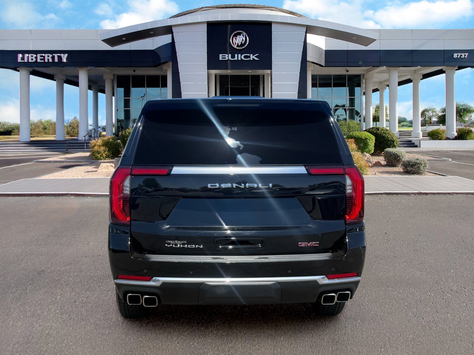 Used 2025 GMC Yukon XL Denali AWD/4WD image 4
