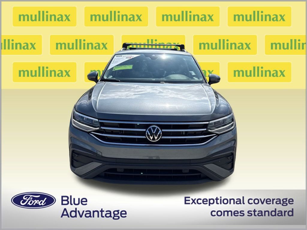 Used 2024 Volkswagen Tiguan SE w/ Panoramic Sunroof Package image 12