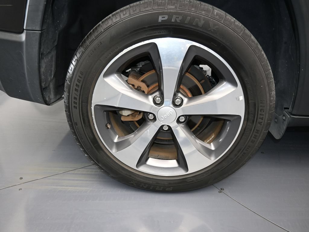 Used 2019 Jeep Cherokee Limited FWD image 38