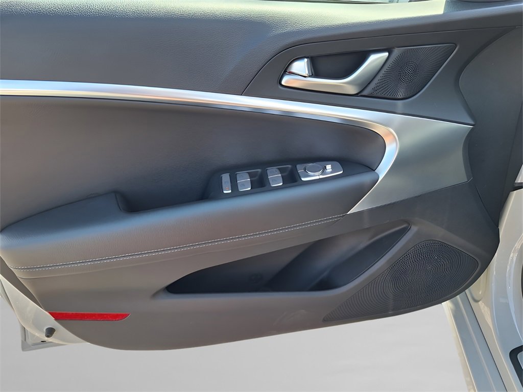 Used 2025 Genesis G70 2.5T image 30