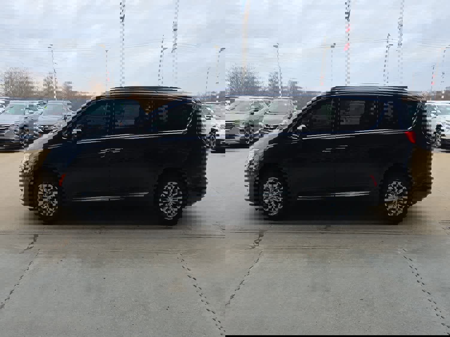 Used 2019 Chrysler Pacifica Touring-L image 5