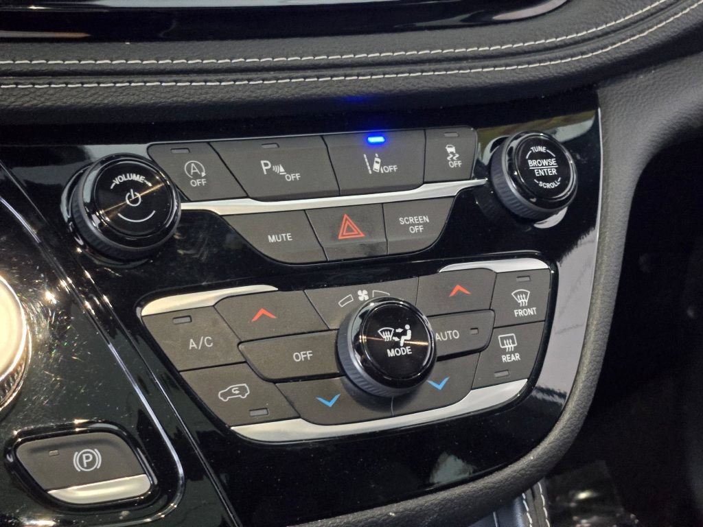 Used 2025 Chrysler Pacifica Limited FWD image 29