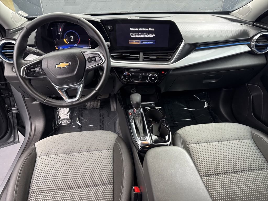 Used 2025 Chevrolet Trax LT w/ LT Convenience Package FWD image 13