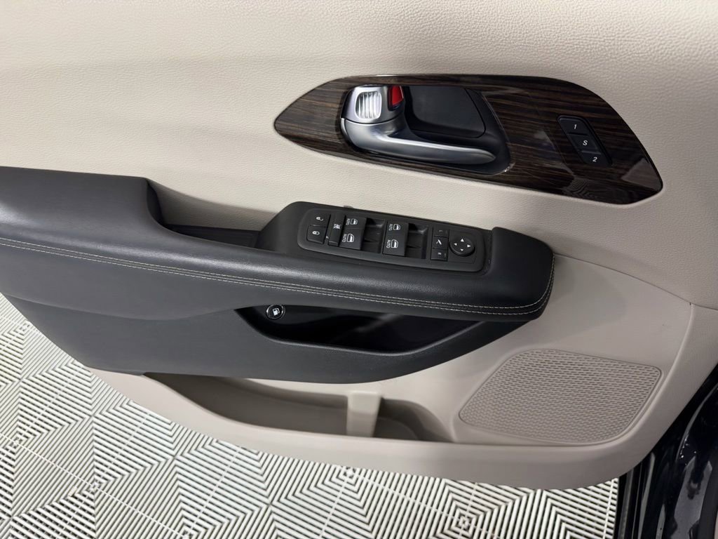 Used 2023 Chrysler Pacifica Limited image 22