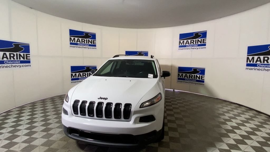 Used 2017 Jeep Cherokee Sport FWD image 5