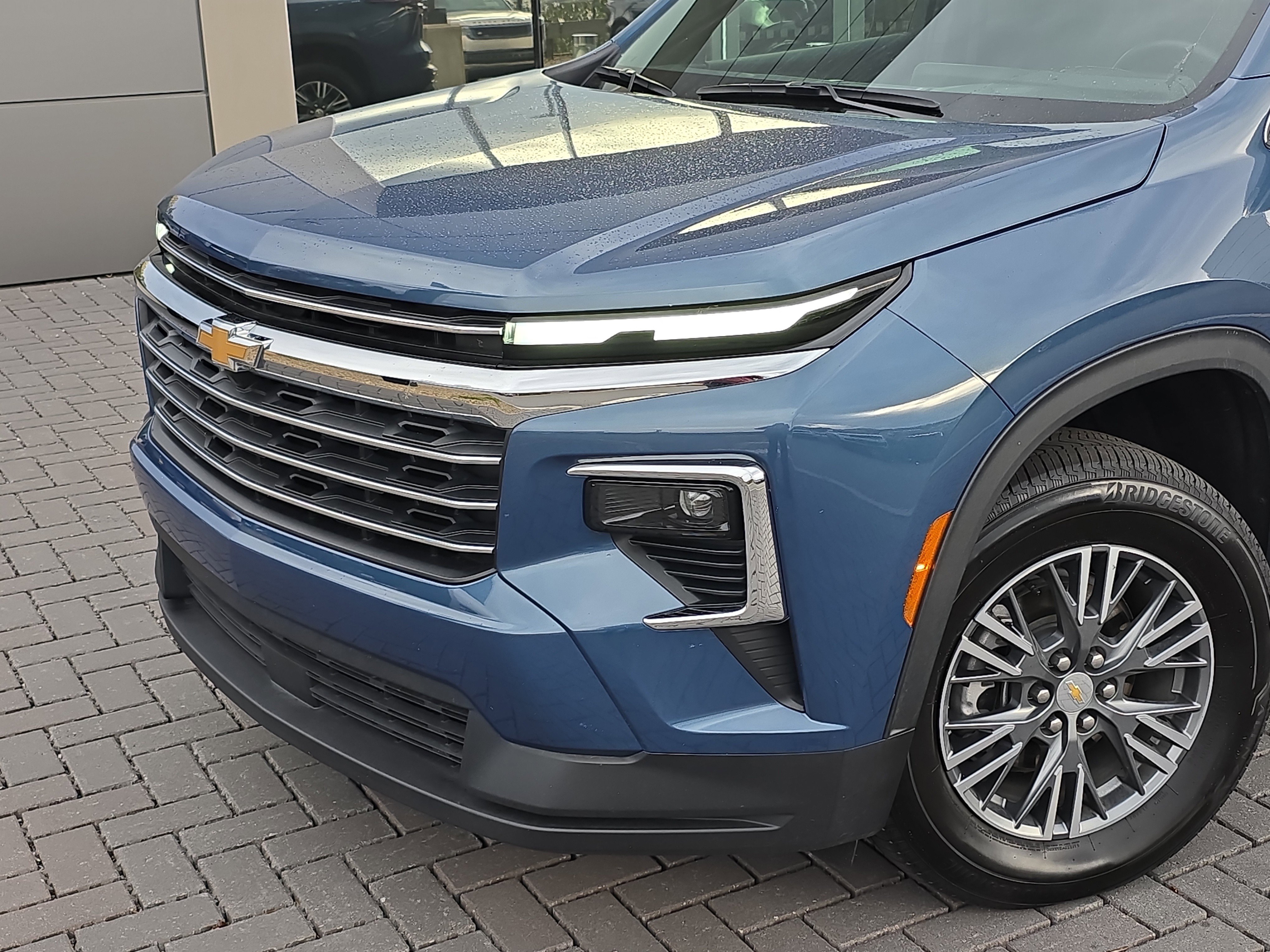 Used 2025 Chevrolet Traverse LT image 11