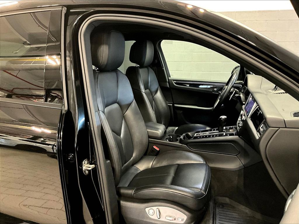Certified 2023 Porsche Macan image 12