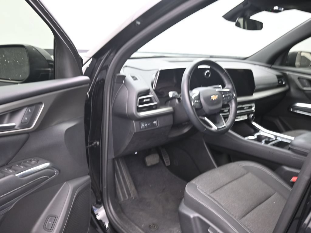 Used 2025 Chevrolet Traverse LT FWD image 10