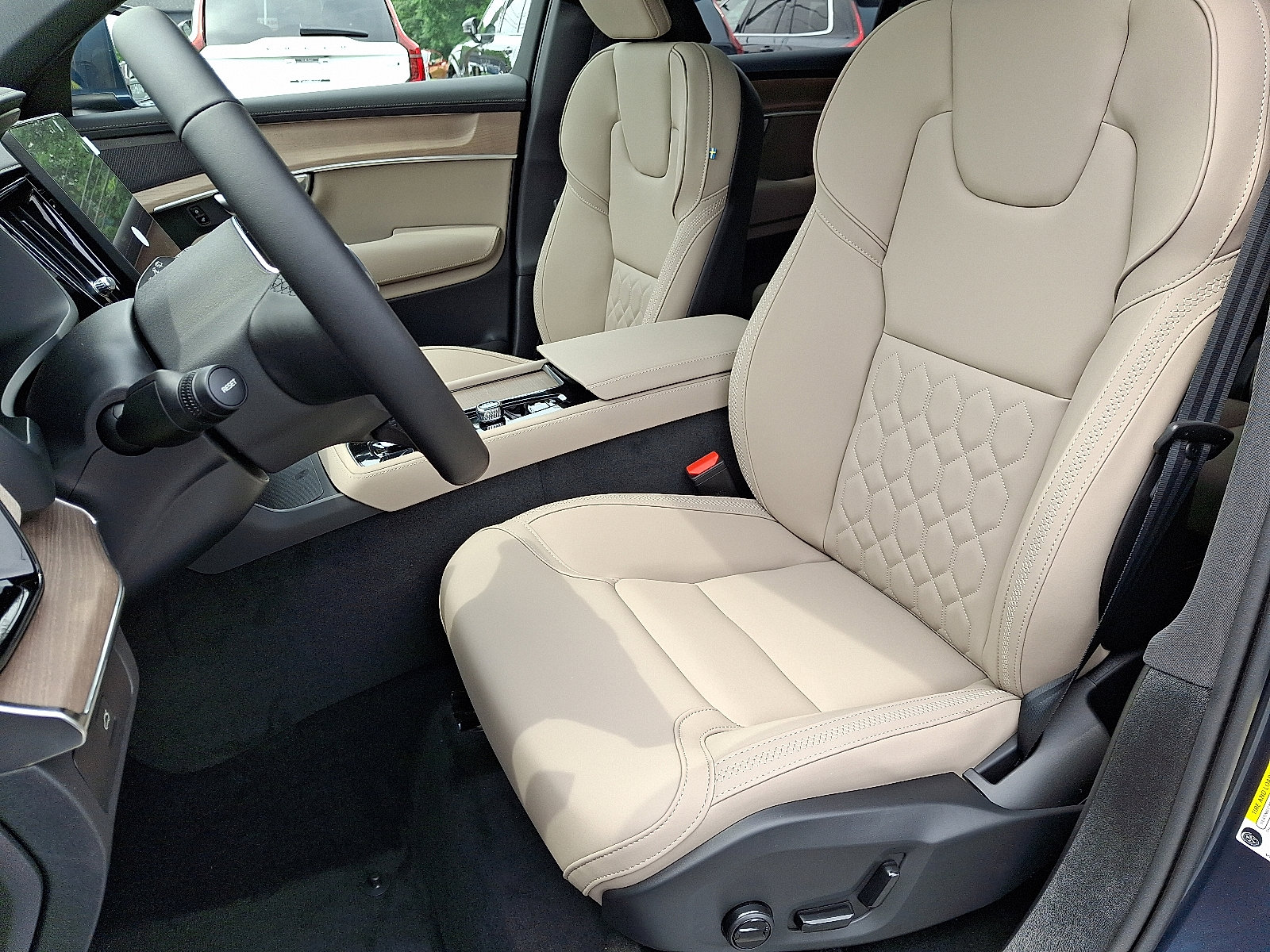 New 2026 Volvo XC90 B6 Plus w/ Protection Package Premier image 7