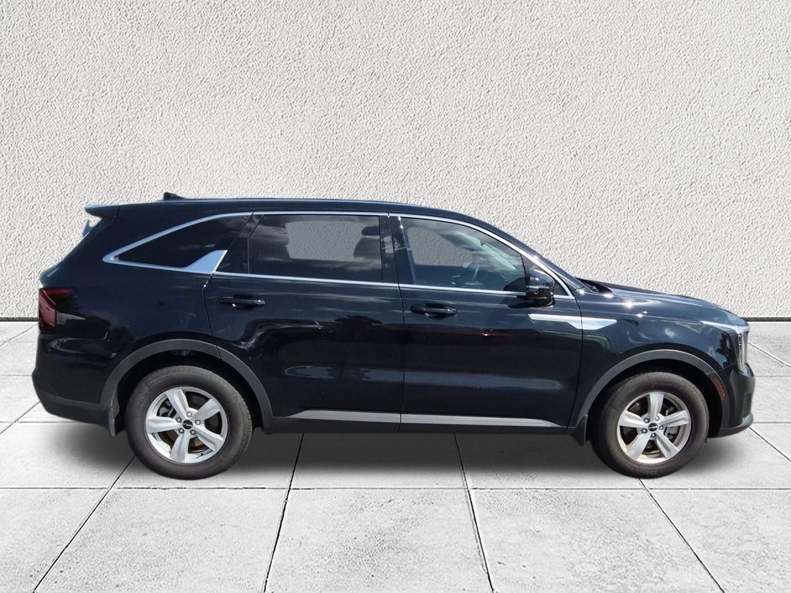Used 2026 Kia Sorento LX FWD image 2