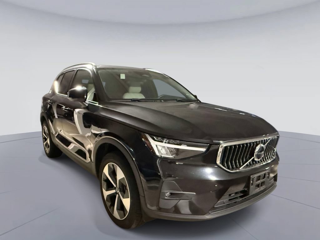 Used 2023 Volvo XC40 B5 Plus w/ Protection Package Premier AWD/4WD image 3